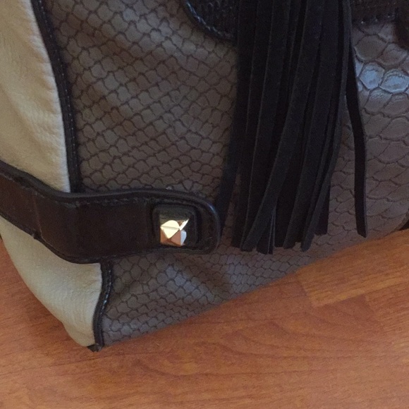 Guess Purse with matching wallet. - Picture 5 of 8